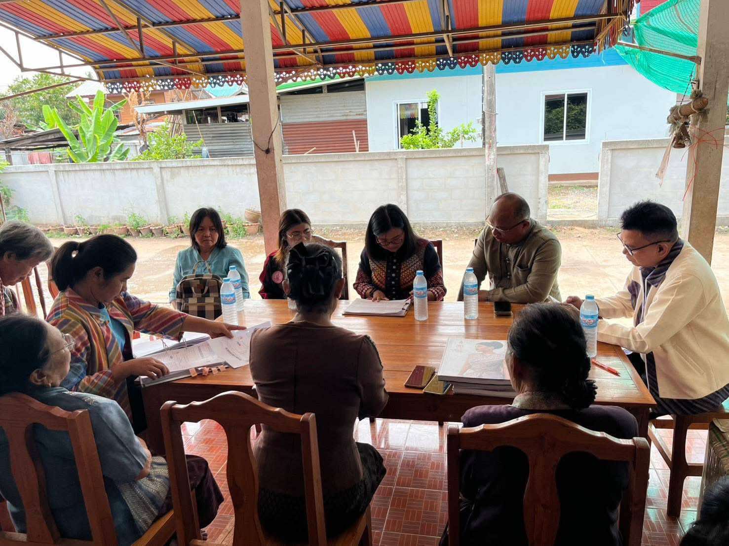 รองผู้ว่าราชการจังหวัดชัยภูมิ ลงพื้นที่ให้กำลังใจสมาชิกกองทุนพัฒนาบทบาทสตรีที่มีหนี้ค้างชำระ พร้อมหาแนวทางแก้ไขปัญหาหนี้